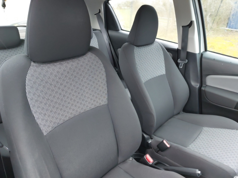2015 Toyota Yaris thumbnail 13