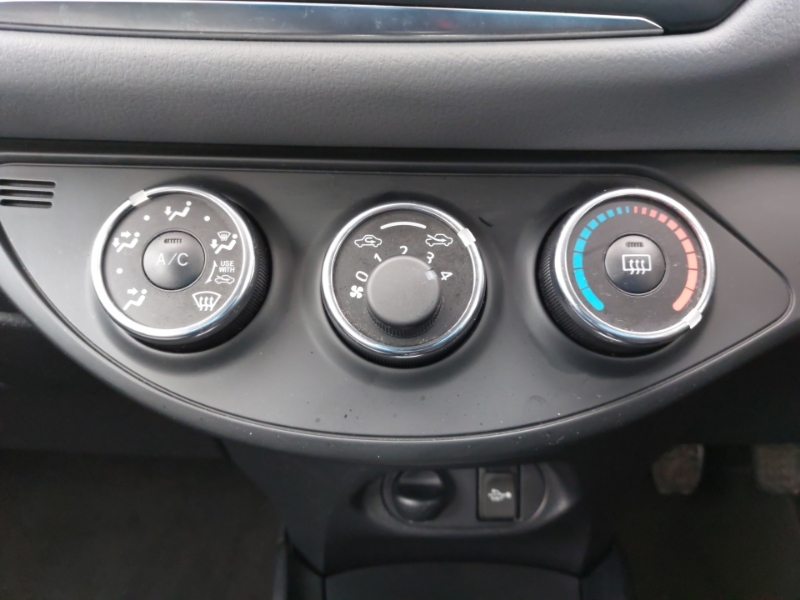 2015 Toyota Yaris thumbnail 15