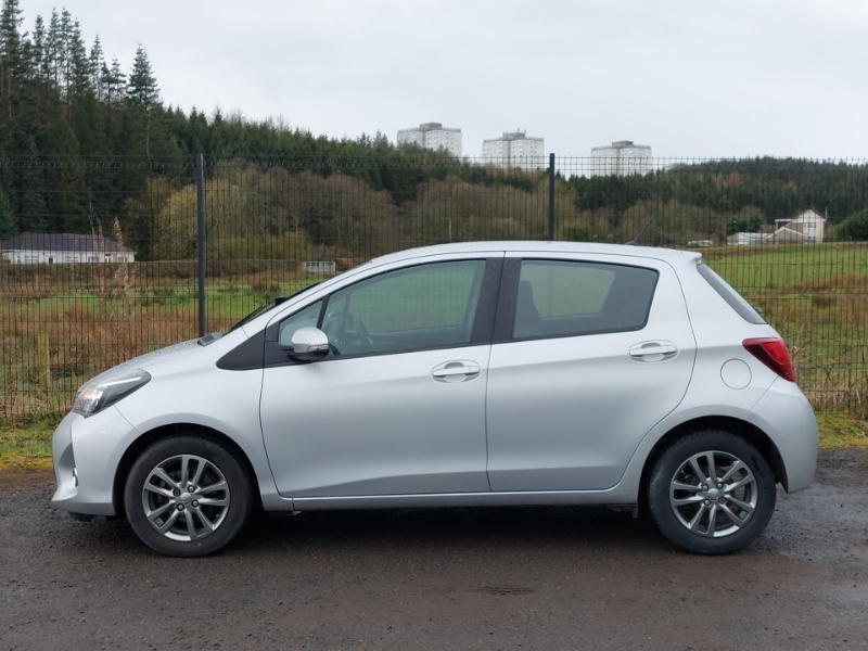 2015 Toyota Yaris thumbnail 4