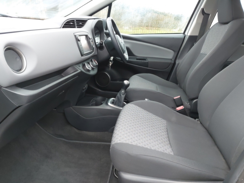 2015 Toyota Yaris thumbnail 5