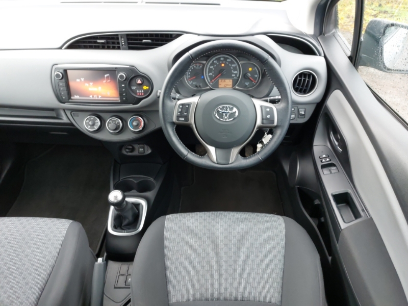 2015 Toyota Yaris thumbnail 3