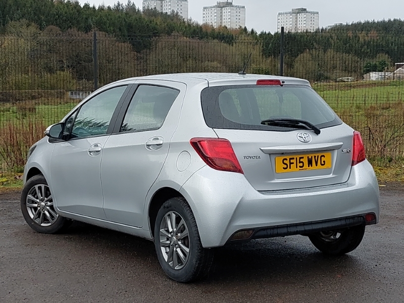 2015 Toyota Yaris thumbnail 2